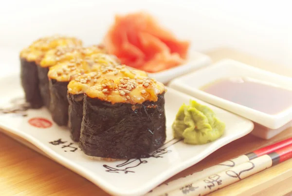 Горячие суши на тарелке с палочками — стоковое фото