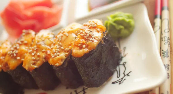 热寿司用筷子板上 — 图库照片