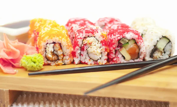 Laki sushi rolt op woody plaat — Stockfoto