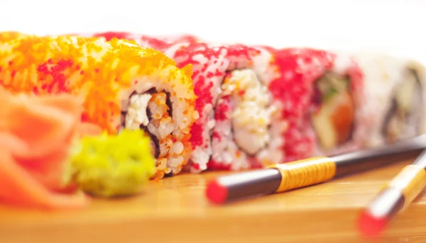 Laki sushi rolt op woody plaat — Stockfoto