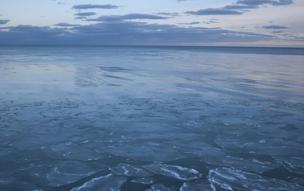 夕暮れ時にオンタリオ湖の氷のかたまり — ストック写真