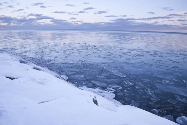 Ice floe on the Ontario lake — Stock Photo, Image