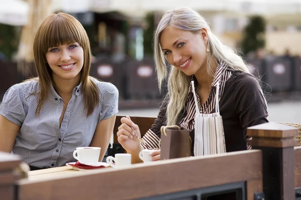 Dois jovens sorridentes senhora no café — Fotografia de Stock