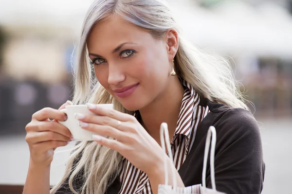 Frau trinkt eine Tasse Tee — Stockfoto