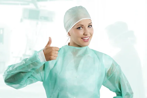 Lächelnde junge Krankenschwester — Stockfoto