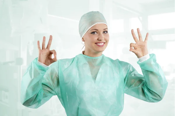 Positive junge Krankenschwester — Stockfoto
