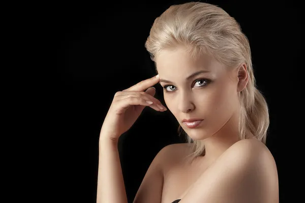 Förföriska unga blonda kvinnan på svart — Stockfoto