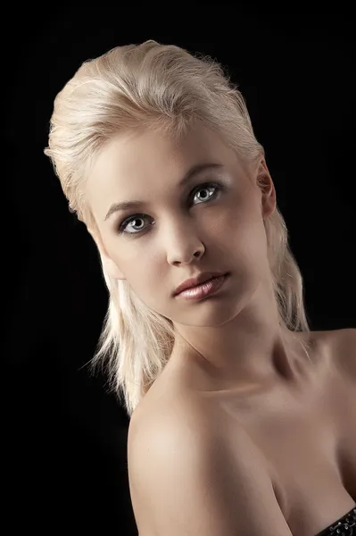Söt blond tjej tittar rakt in i kameran — Stockfoto