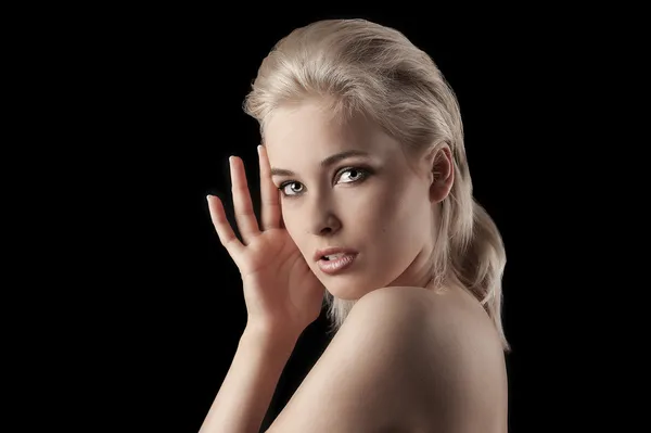 Blonde junge Mädchen Porträt auf schwarz — Stockfoto