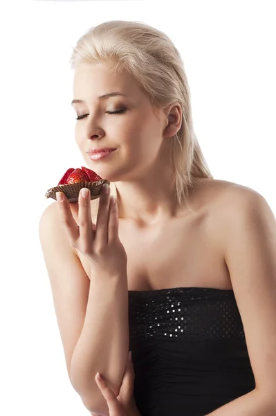 Chica bonita oliendo un dulce — Foto de Stock