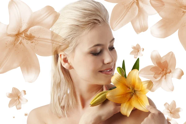 Skönhet flicka med lily — Stockfoto