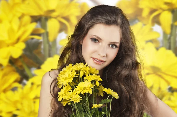 노란 꽃 신선한 여자 — 스톡 사진