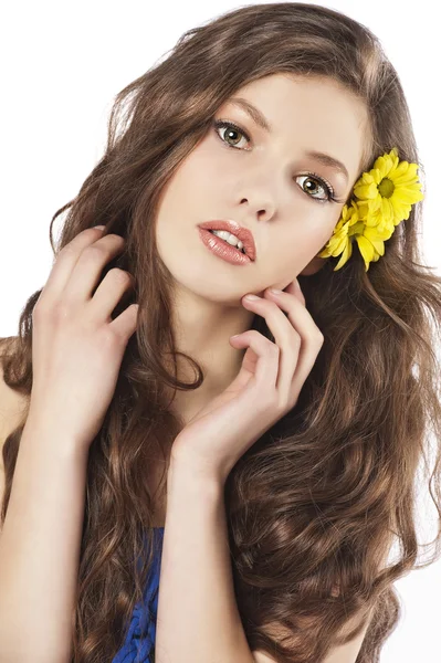 Νέα κοπέλα με το λουλούδι στα μαλλιά — Φωτογραφία Αρχείου