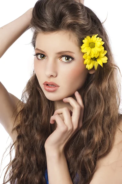 Νέα κοπέλα με το κίτρινο λουλούδι στα μαλλιά — Φωτογραφία Αρχείου