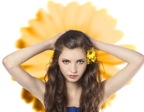 Νέα κοπέλα με το κίτρινο λουλούδι — Φωτογραφία Αρχείου
