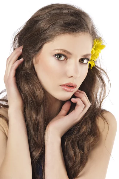 Chica fresca con flor amarilla — Foto de Stock