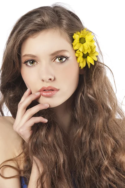 Νέα κοπέλα με το κίτρινο λουλούδι — Φωτογραφία Αρχείου