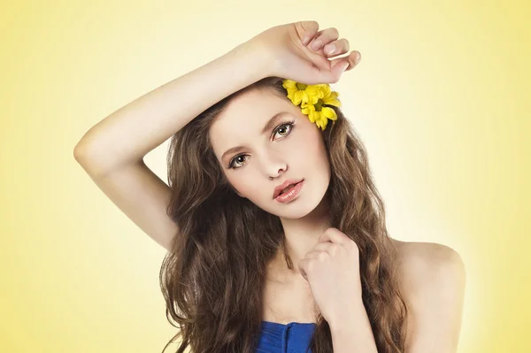 Menina fresca com flor amarela — Fotografia de Stock