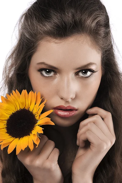 Tvář záběr hezká dívka drží slunečnice — Stock fotografie