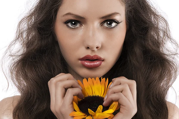 Uzun saçlı bir ayçiçeği tutarak doğal kız — Stok fotoğraf