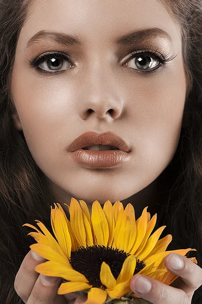 Sommerporträt eines jungen Mädchens mit Sonnenblume — Stockfoto
