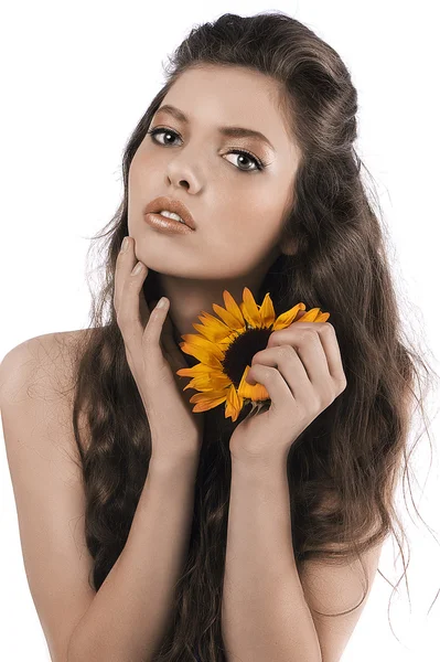 Güzel bir kız bir ayçiçeği ile poz — Stok fotoğraf