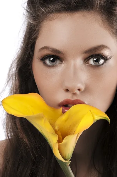 Zoom on a girls face with a yellow calla — Stock Photo, Image