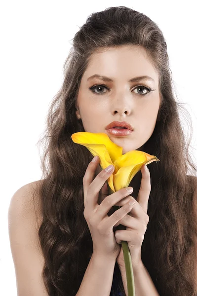 Fräsch tjej poserar med en gul calla — Stockfoto