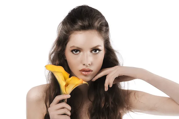 Natural girl posing with a yellow calla — Stock Photo, Image