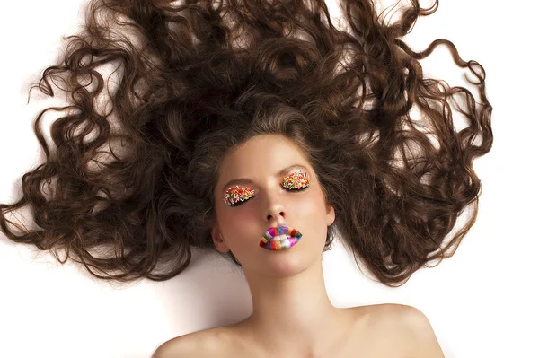 Zoete model poseren met gesloten ogen snoep dragen make-up — Stockfoto