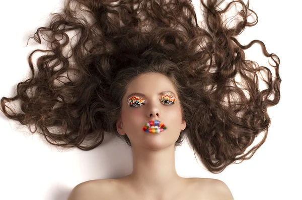 Hermosa modelo puesta en blanco con caramelo maquillaje — Foto de Stock