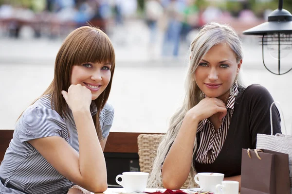 Two young lady sitting outdoor — Stock Photo, Image