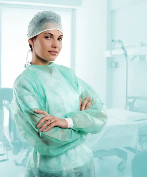 Sjuksköterska i kirurgi klänning — Stockfoto