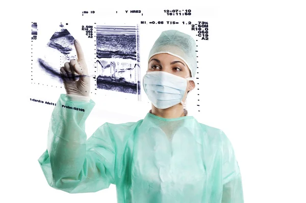 Infirmière en robe de chirurgie sur écran tactile — Photo