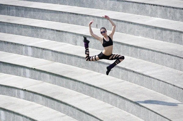 Bailarina de salto en arena — Foto de Stock