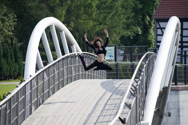 Bailarina de salto en puente — Foto de Stock