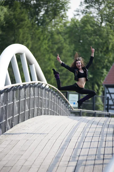 Vrouw gelukkig en springen — Stockfoto