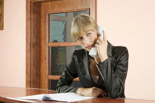 Blond receptioniste op telefoon — Stockfoto