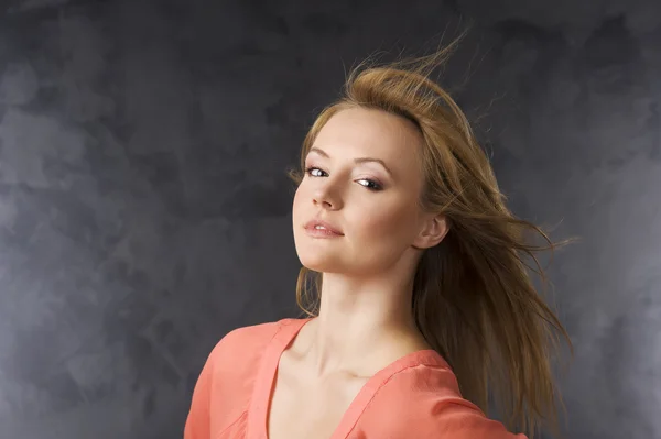 Menina com vento no cabelo — Fotografia de Stock