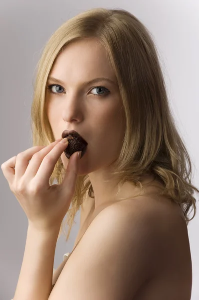 Bonbons au chocolat dans la bouche — Photo