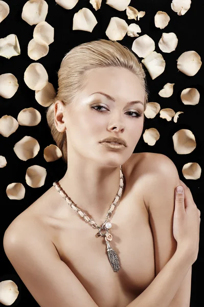 Blont med halsband — Stockfoto
