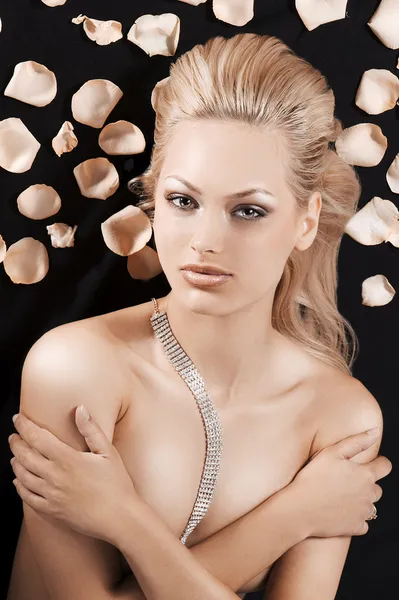 Laying naked blonde girl covering herself wearing a strass neckl — Stock Photo, Image