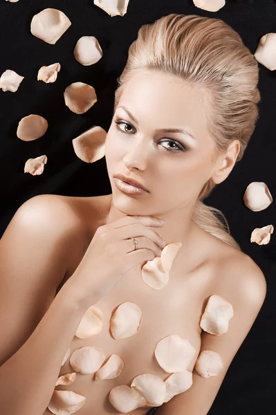 Nude woman with petals — Stock Photo, Image