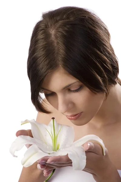 Söt flicka att lukta en blomma — Stockfoto