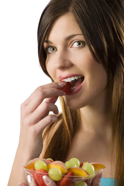 과일을 먹는 소녀 — 스톡 사진