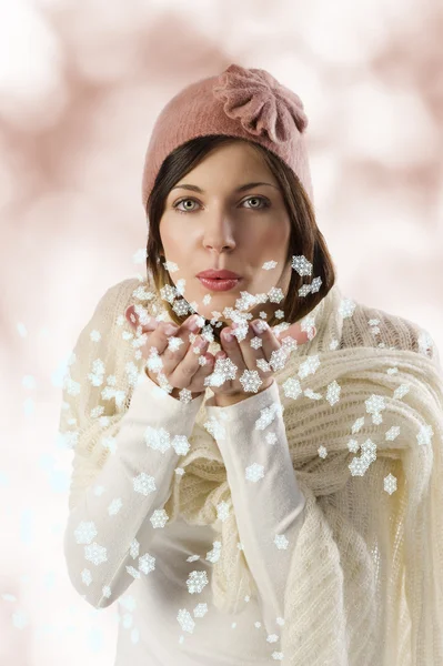 Солодка дівчина дме на снігові пластівці — стокове фото