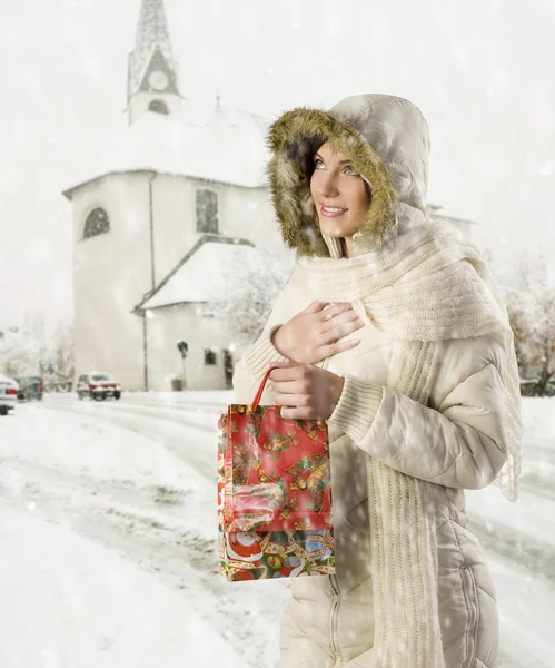 Lány és a karácsony jelen táska — Stock Fotó