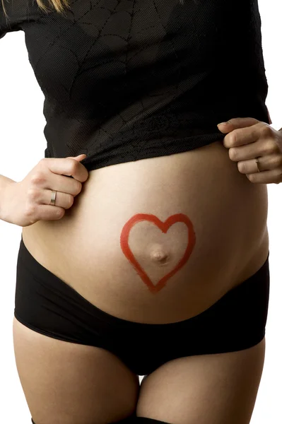 赤いハートの妊娠中の腹 — ストック写真