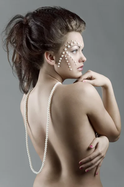 Елегантна жінка голим плечем — стокове фото