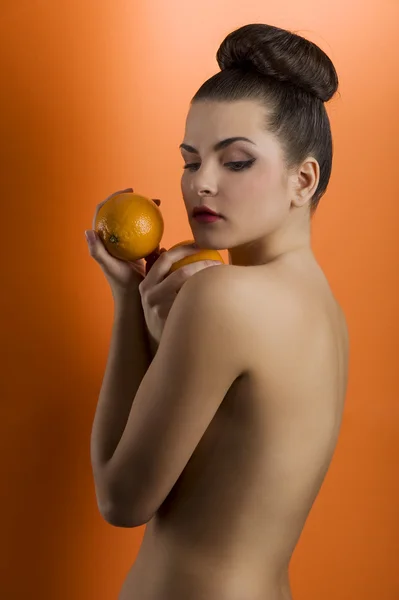 Il frutto arancione su sfondo di colore — Foto Stock